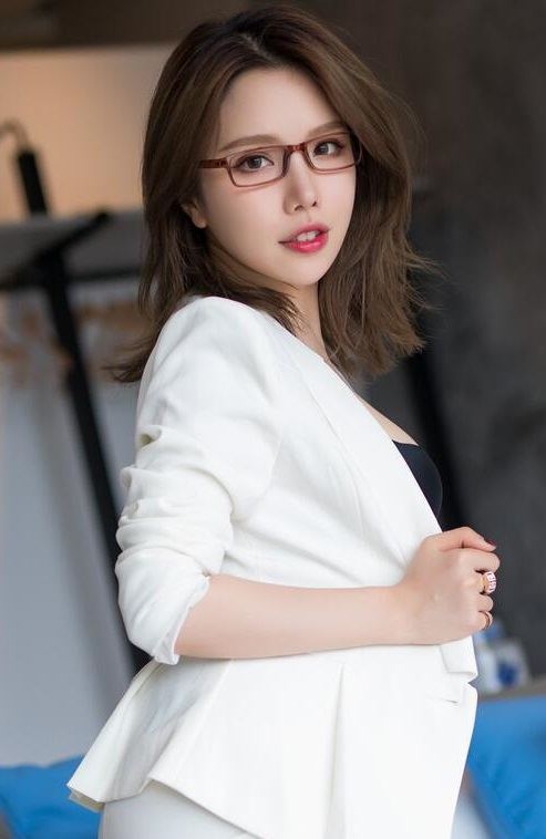 [XiuRen秀人网] 2018.07.17 No.1085 黄楽然 丝袜 OL