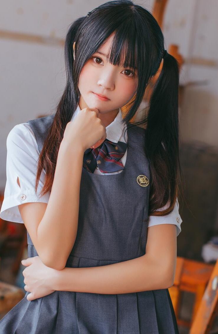 萝莉风COS 桜桃喵 – 画室少女