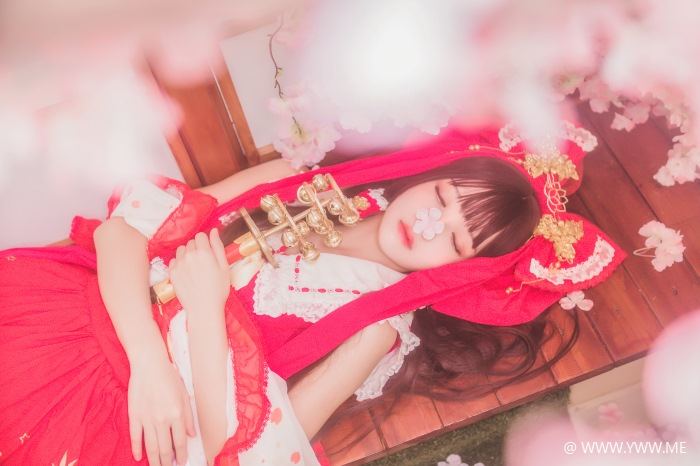 萝莉风COS 桜桃喵 – 灵梦 新年快乐-像素点