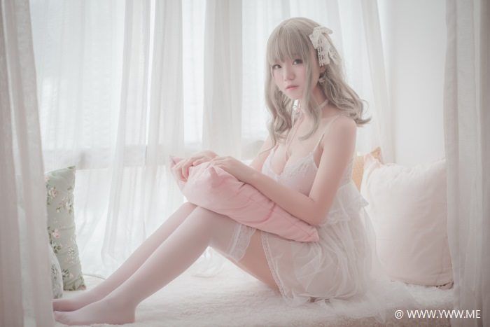 性感人气COSER Yoko宅夏Cos – 白色丝质连衣裙-像素点