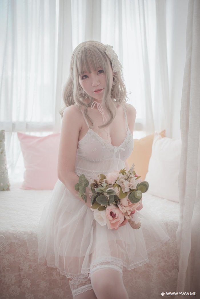 性感人气COSER Yoko宅夏Cos – 白色丝质连衣裙-像素点