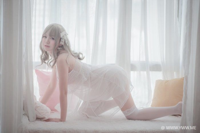 性感人气COSER Yoko宅夏Cos – 白色丝质连衣裙-像素点