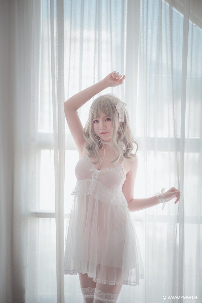 性感人气COSER Yoko宅夏Cos – 白色丝质连衣裙-像素点