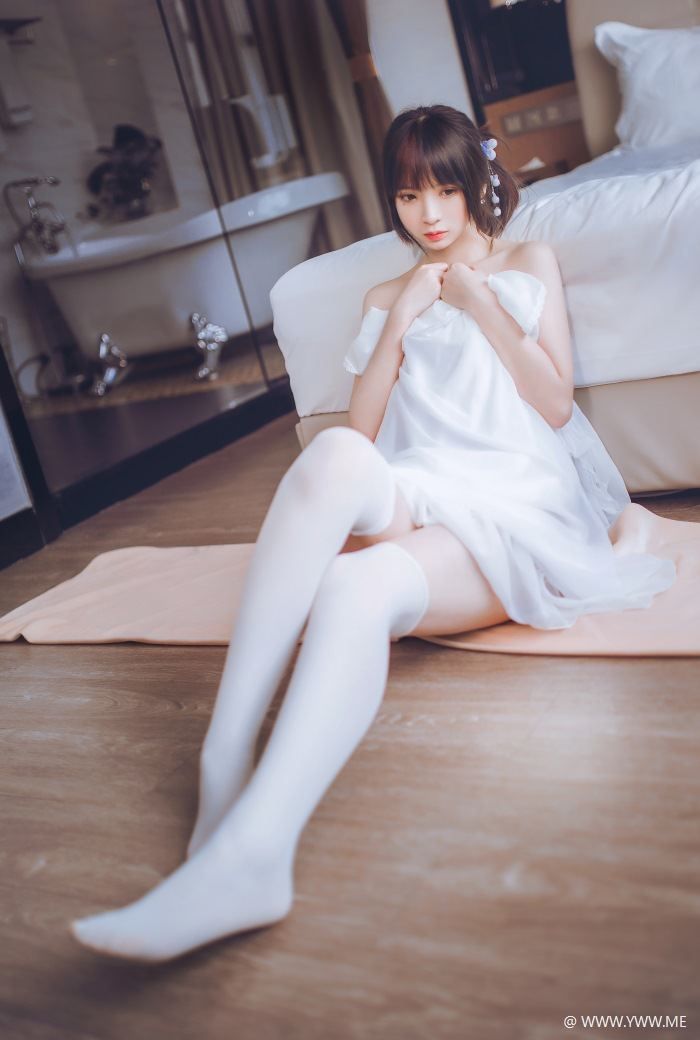 COS美女 疯猫ss – 白色睡衣-像素点