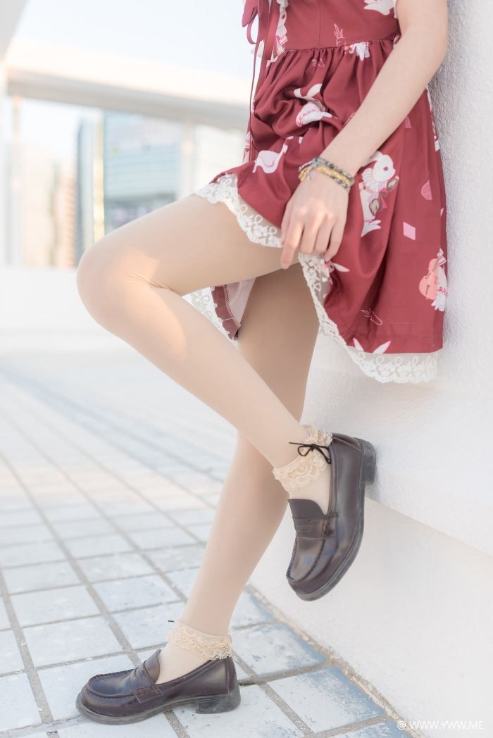 风之领域写真 NO.154 街道上的红裙女孩-像素点