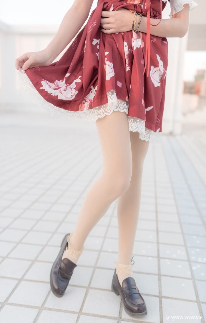风之领域写真 NO.154 街道上的红裙女孩-像素点