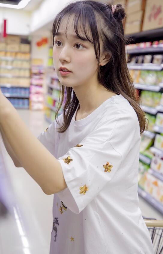[MSLASS梦丝女神] 2019.05.02 NO.006 超市的吃货少女 玥玥