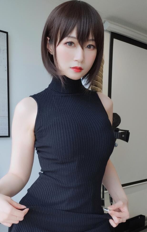 人气动漫Coser@白银81 黑色包臀裙