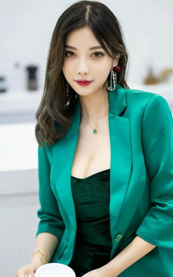 [XiuRen秀人网] 2019.10.15 No.1731 杨晨晨sugar 抹胸 美腿