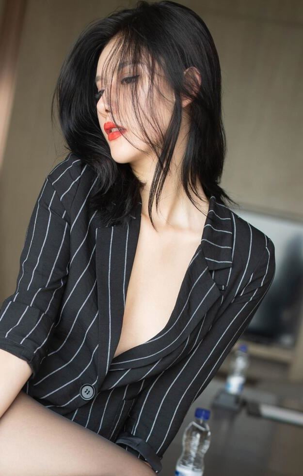 [XiuRen秀人网] 2019.10.25 No.1750 就是阿朱啊 秘书 美腿