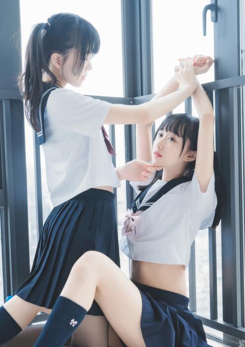 萝莉风COS 桜桃喵&木绵绵 – 她(制服×制服)