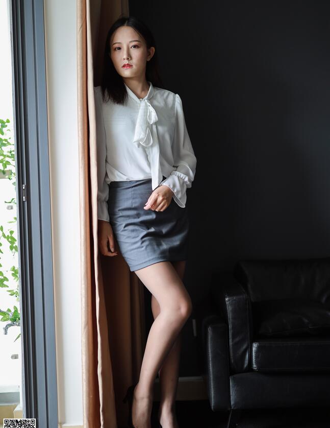 [丝慕写真] SM087 天天一元 模特：张小姐《张小姐的灰sw》