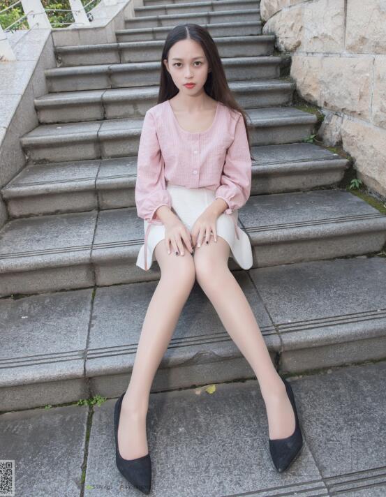 [SSA丝社] NO.052 西西的小白裙肉丝街拍足部特写