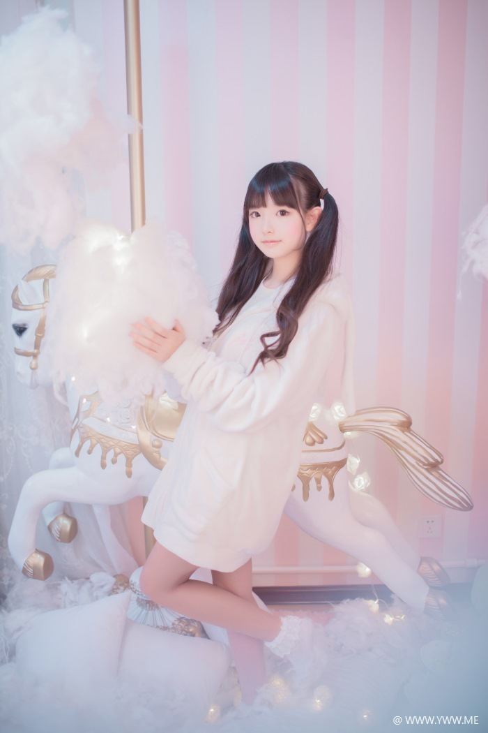 半次元COS小姐姐@樱群 玻璃罩下的旋转木马-像素点