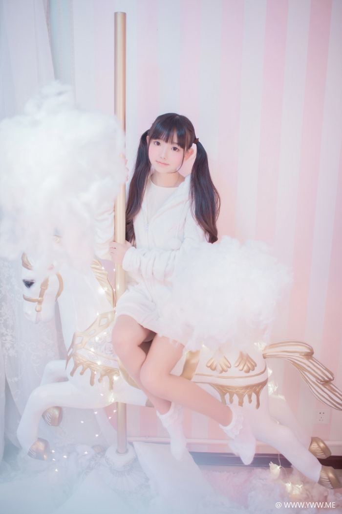 半次元COS小姐姐@樱群 玻璃罩下的旋转木马-像素点