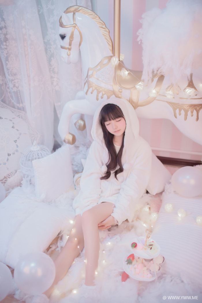 半次元COS小姐姐@樱群 玻璃罩下的旋转木马-像素点