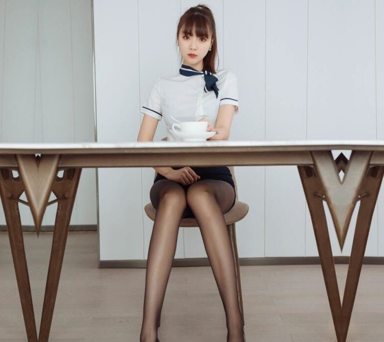 [XiuRen秀人网] 2020.05.19 No.2261 可樂Vicky 制服 美腿