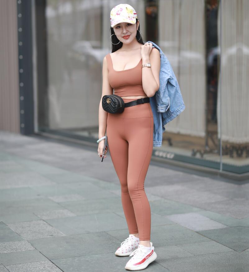 凯恩公爵作品 – 你把我灌醉–棕红色瑜伽裤美少妇 写真