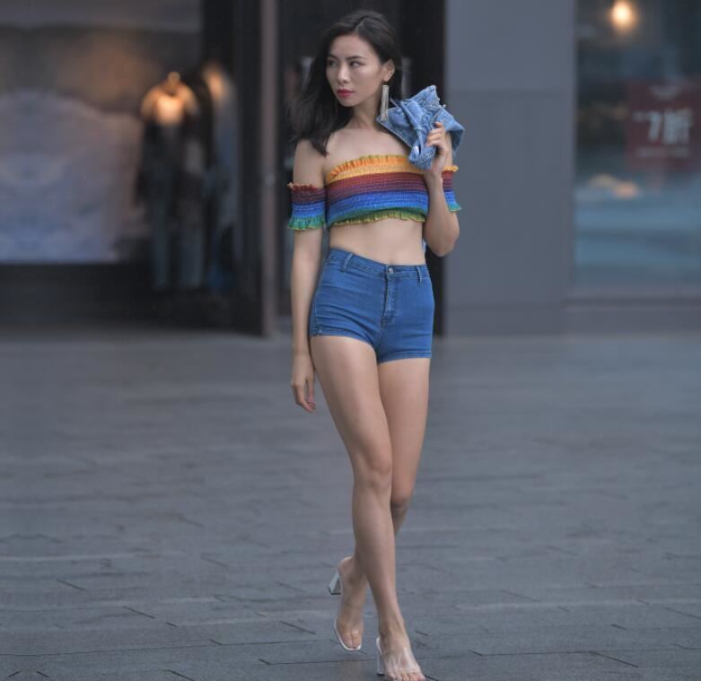 魂魂作品 – 雨中热裤 写真