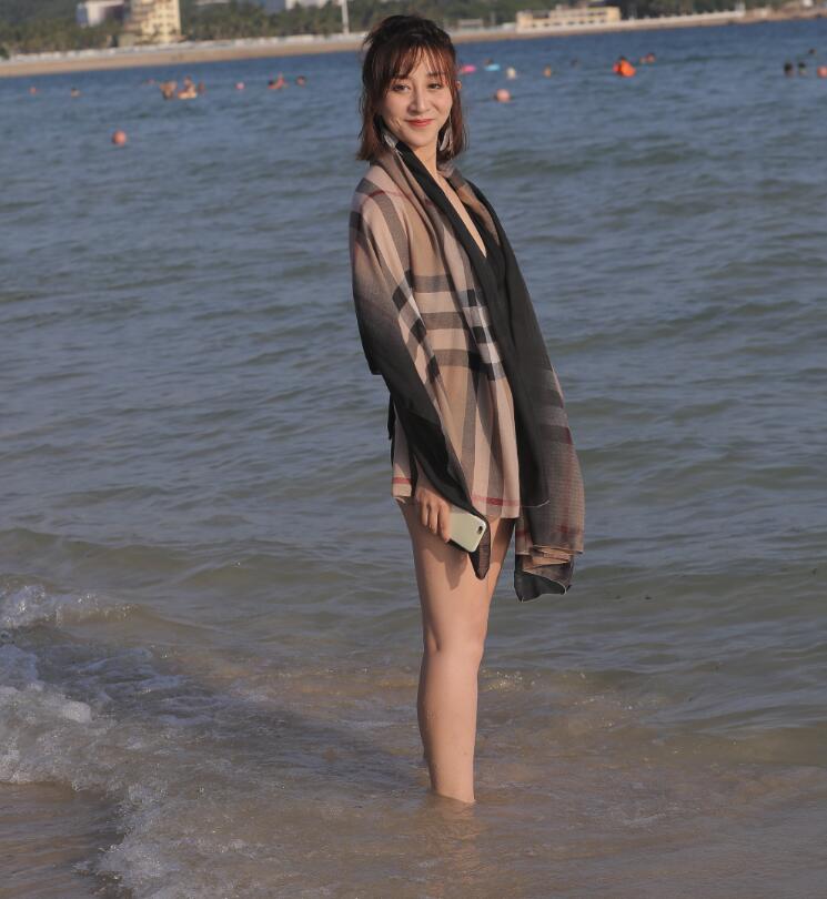 视觉冲击作品 – 沙滩上de比基尼少妇 写真+视频