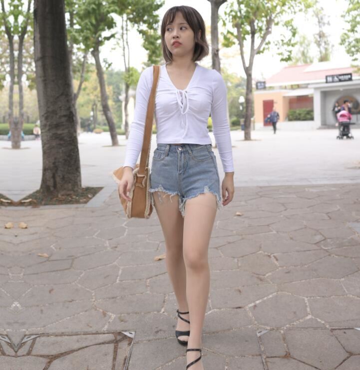 程生街拍作品 – 东湖的热裤 写真+视频