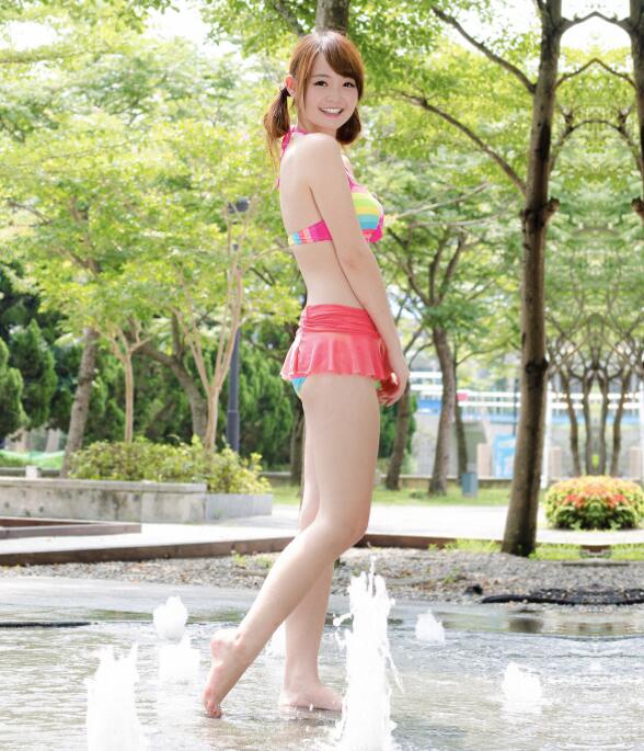 台湾美女 – Winnie 比基尼外拍 自来水博物馆