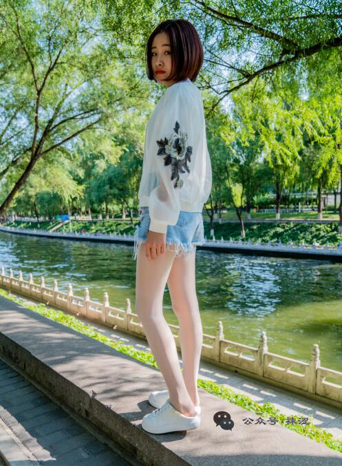袜涩写真 VOL.010 当穿白丝的妹子遇到大叔