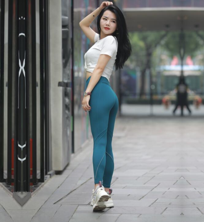 玻璃作品 – 蓝色瑜伽裤美女 写真+视频