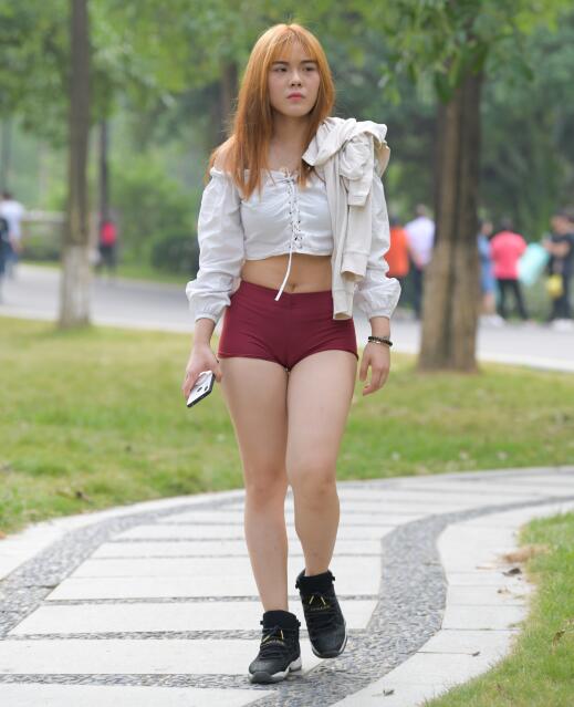 凯恩公爵作品 – 超紧红色热裤 写真+视频