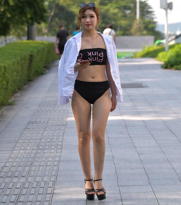视觉冲击作品 – 紧身黑短裤美眉 写真