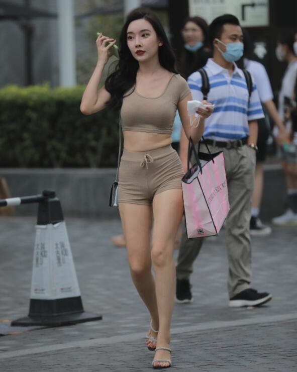 玻璃作品 – 还是那条街，还是那靓妹 写真+视频