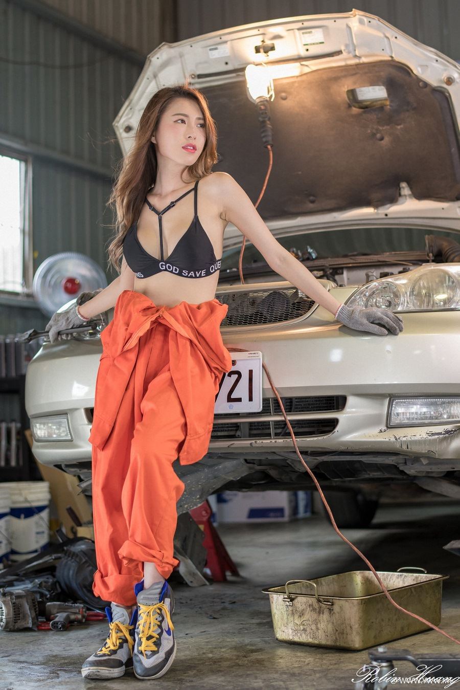 台湾美女 – 黄艾比(Abbie Huang) 修车厂-像素点
