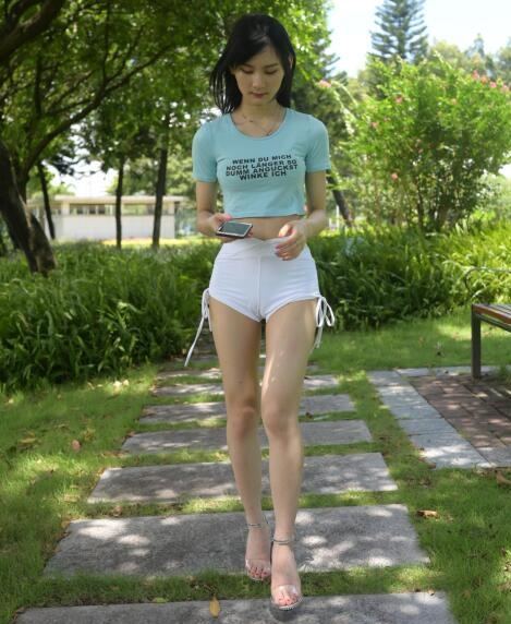 慕容笙作品 – 小青白色热裤 写真+视频
