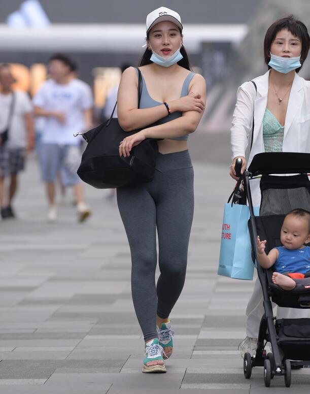 视觉冲击作品 – 丰腴的紧身裤美女 写真