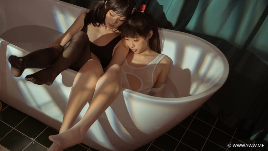 可爱性感COS@七月喵子 – 黑白双人浴缸-像素点