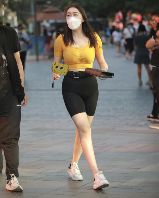 玻璃作品 – 丰满性感瑜伽短裤美眉 写真+视频