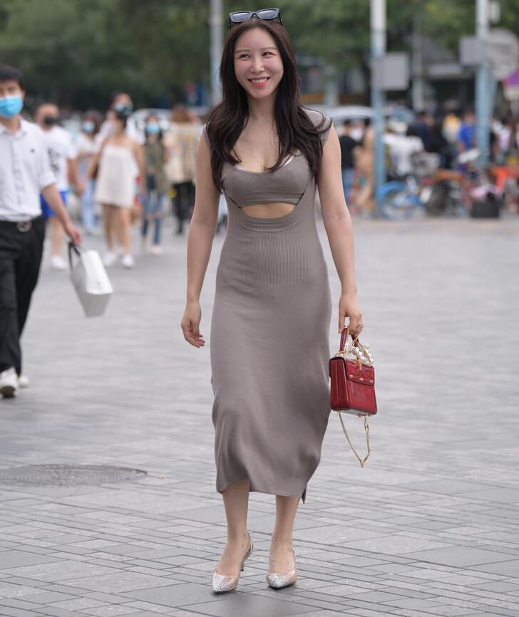 魂魂作品 – 拎包气质美女 写真+视频