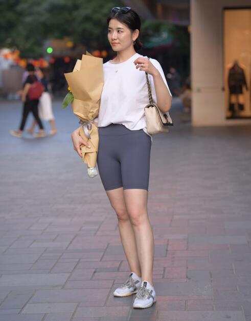 魂魂作品 – 拿花的少妇 写真