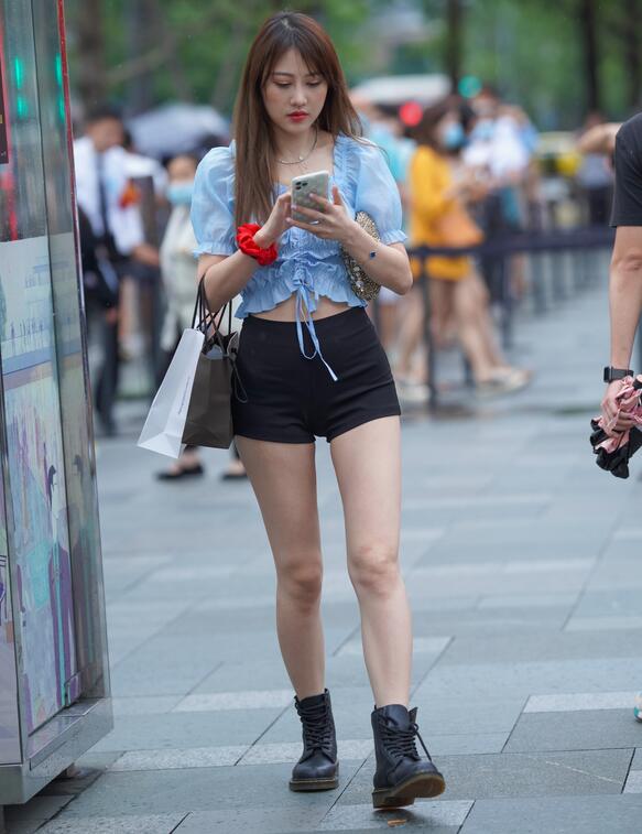 视觉冲击作品 – 细雨中的热裤YY美女 写真