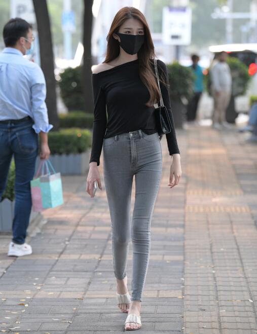 魂魂作品 – 灰色紧牛美美女 写真