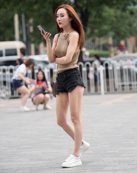 一只麋鹿作品 – 等朋友的黑色热裤美女 写真