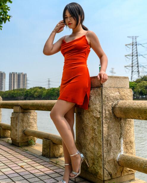御风街拍作品 – 红裙肉丝萌宝儿在车站被偷拍后到河边散心 写真+视频