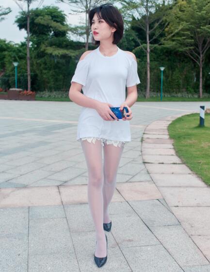 御风街拍作品 – 丝足系列-穿着大露背的白丝美女萌宝儿 写真+视频