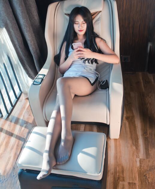 御风街拍作品 – 丝足系列-当白色高叉短裙丝足美女遇上了色色的风 写真+视频