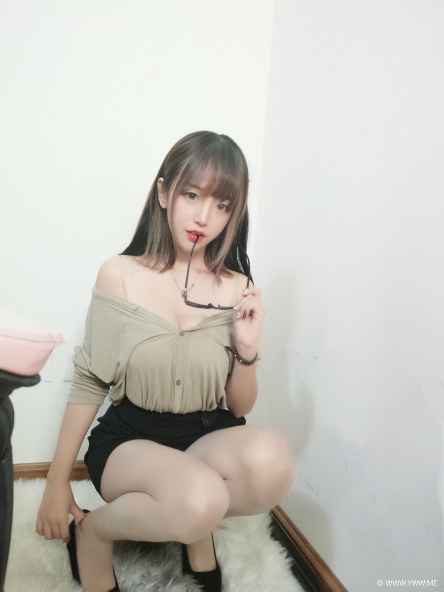 斗鱼主播@过期米线线喵 – 肉色丝袜-像素点
