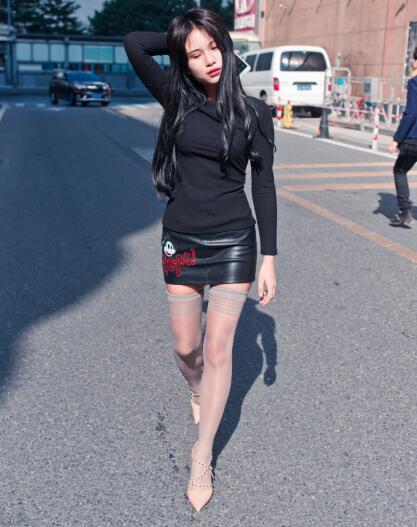 御风街拍作品 – 丝足系列-皮裙丝足少女在太古汇上的奇特遭遇 写真+视频