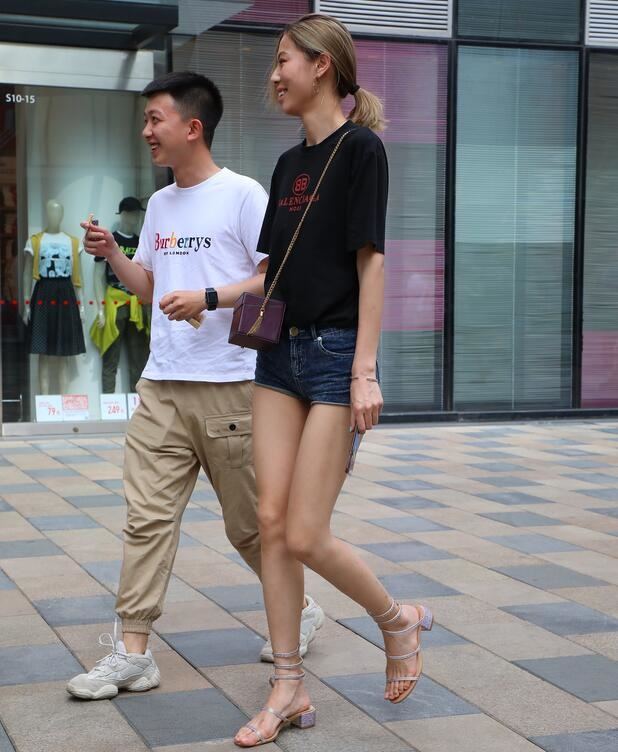 视觉冲击作品 热裤 大长腿的小姐姐 写真