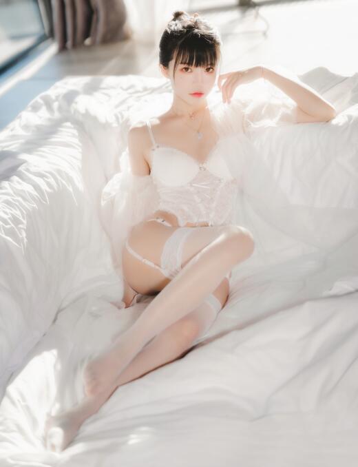 萝莉风COS 桜桃喵 – 白纱糖01