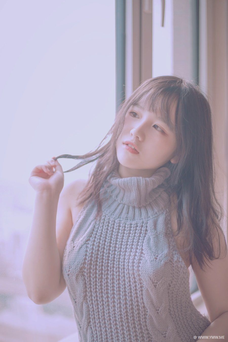 B站主播@阿半今天很开心 – 露背毛衣-像素点