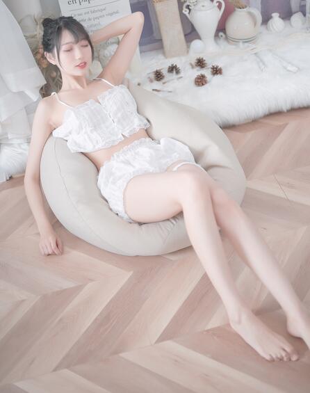 微博小姐姐 @周叽是可爱兔兔 白色睡衣